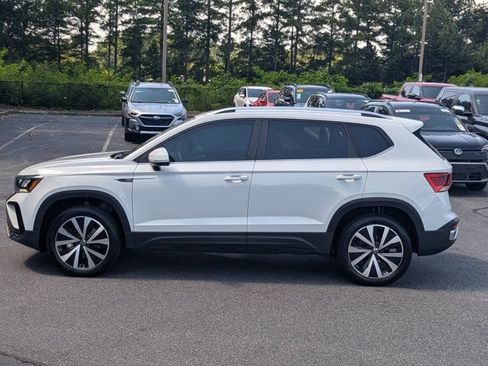 Used 2023 Volkswagen Taos SE w/ Panoramic Sunroof Package FWD image 4