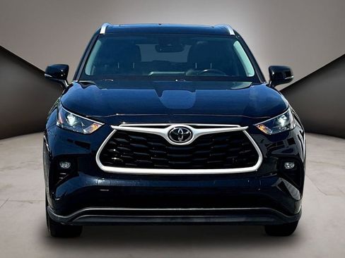 Used 2022 Toyota Highlander XLE AWD/4WD image 2