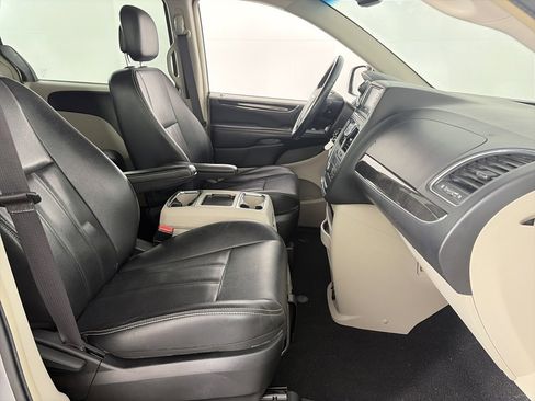 Used 2015 Chrysler Town & Country Touring image 29