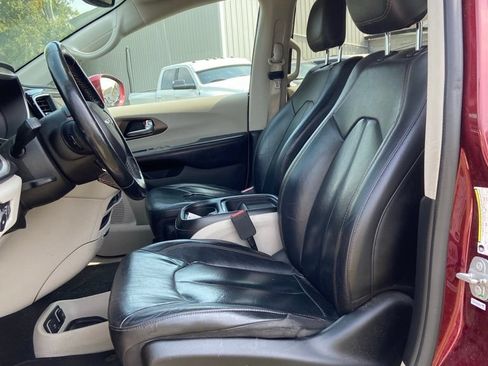 Used 2019 Chrysler Pacifica Touring-L FWD image 11