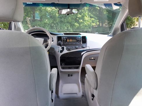 Used 2014 Toyota Sienna L FWD image 31