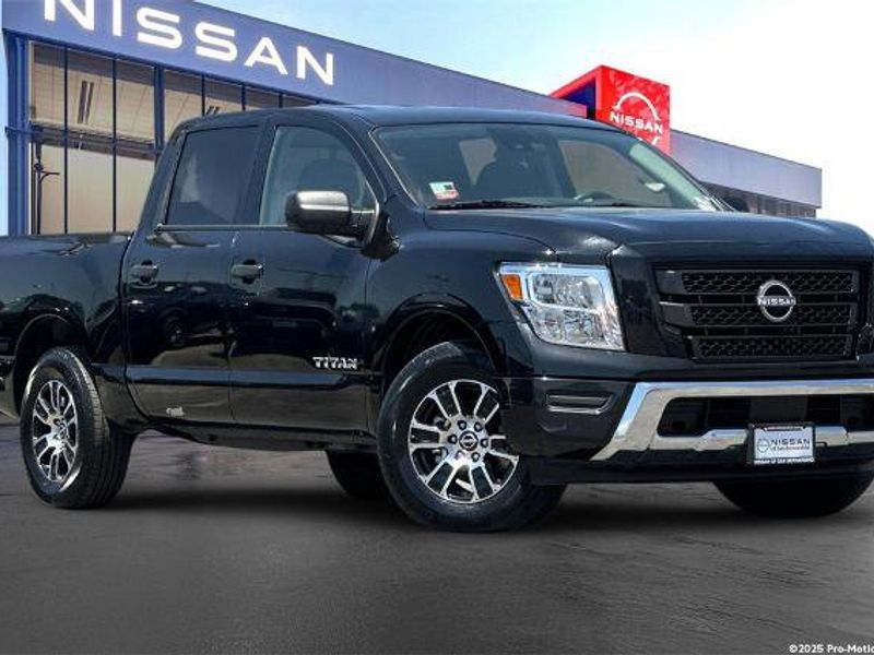 Certified 2023 Nissan Titan SV image 1
