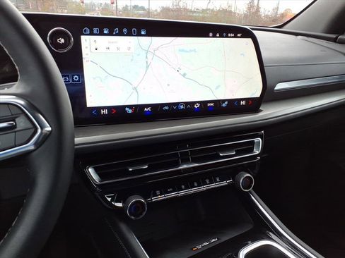 Used 2025 Chevrolet Traverse LT w/ Driver Confidence Package image 6