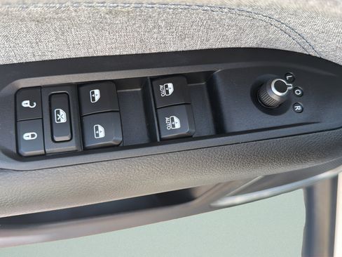 Used 2024 Jeep Compass Latitude AWD/4WD image 17