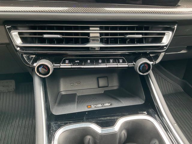 Used 2026 Chevrolet Traverse High Country w/ LPO, Floor Liner Package AWD/4WD image 7