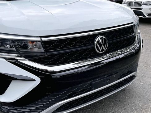 Certified 2022 Volkswagen Taos SE image 32