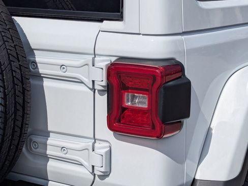 Used 2025 Jeep Wrangler Sahara image 7