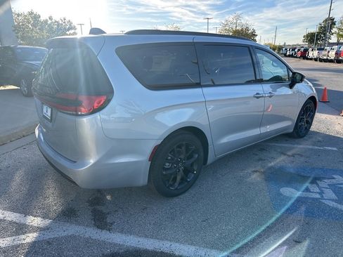 New 2026 Chrysler Pacifica Select image 33