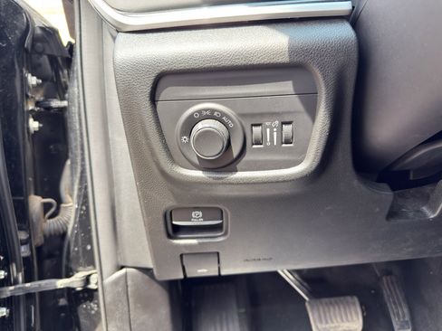 Used 2022 Jeep Grand Cherokee Altitude AWD/4WD image 25