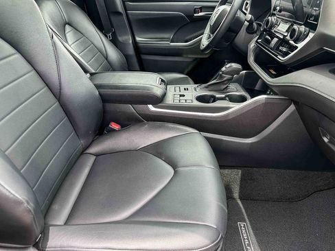 Used 2023 Toyota Highlander XLE AWD/4WD image 24