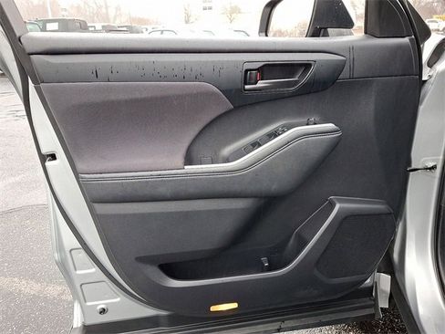 Used 2024 Toyota Highlander LE image 12