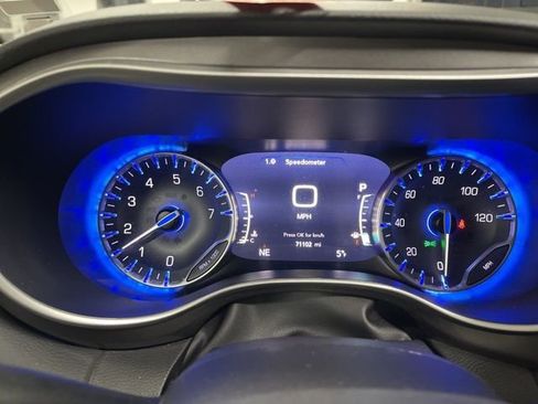 Used 2023 Chrysler Pacifica Touring-L image 36