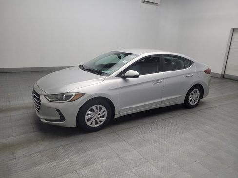 Used 2018 Hyundai Elantra SE FWD image 2