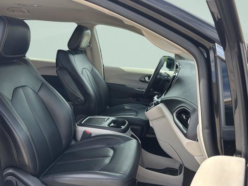 Used 2024 Chrysler Pacifica Limited FWD image 22