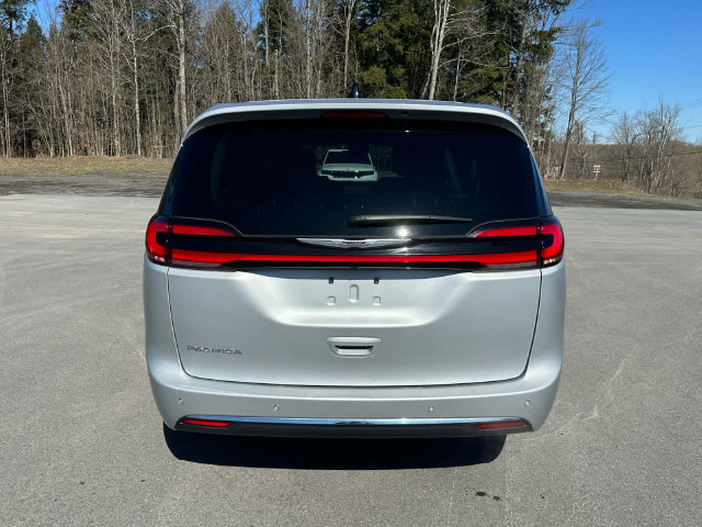 Used 2024 Chrysler Pacifica Touring-L FWD image 4