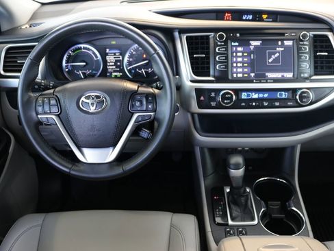 Used 2019 Toyota Highlander XLE image 21