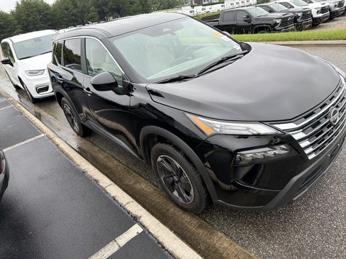 Used 2025 Nissan Rogue SV FWD image 2