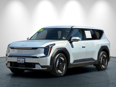 Used 2024 Kia EV9 Light Long Range RWD image 8
