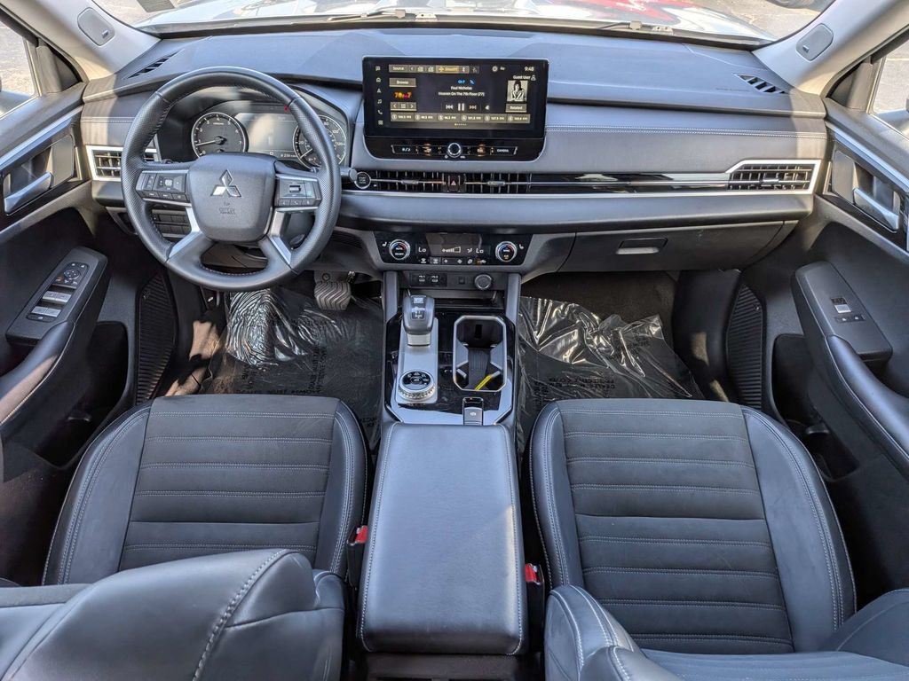 Used 2025 Mitsubishi Outlander SE FWD image 16