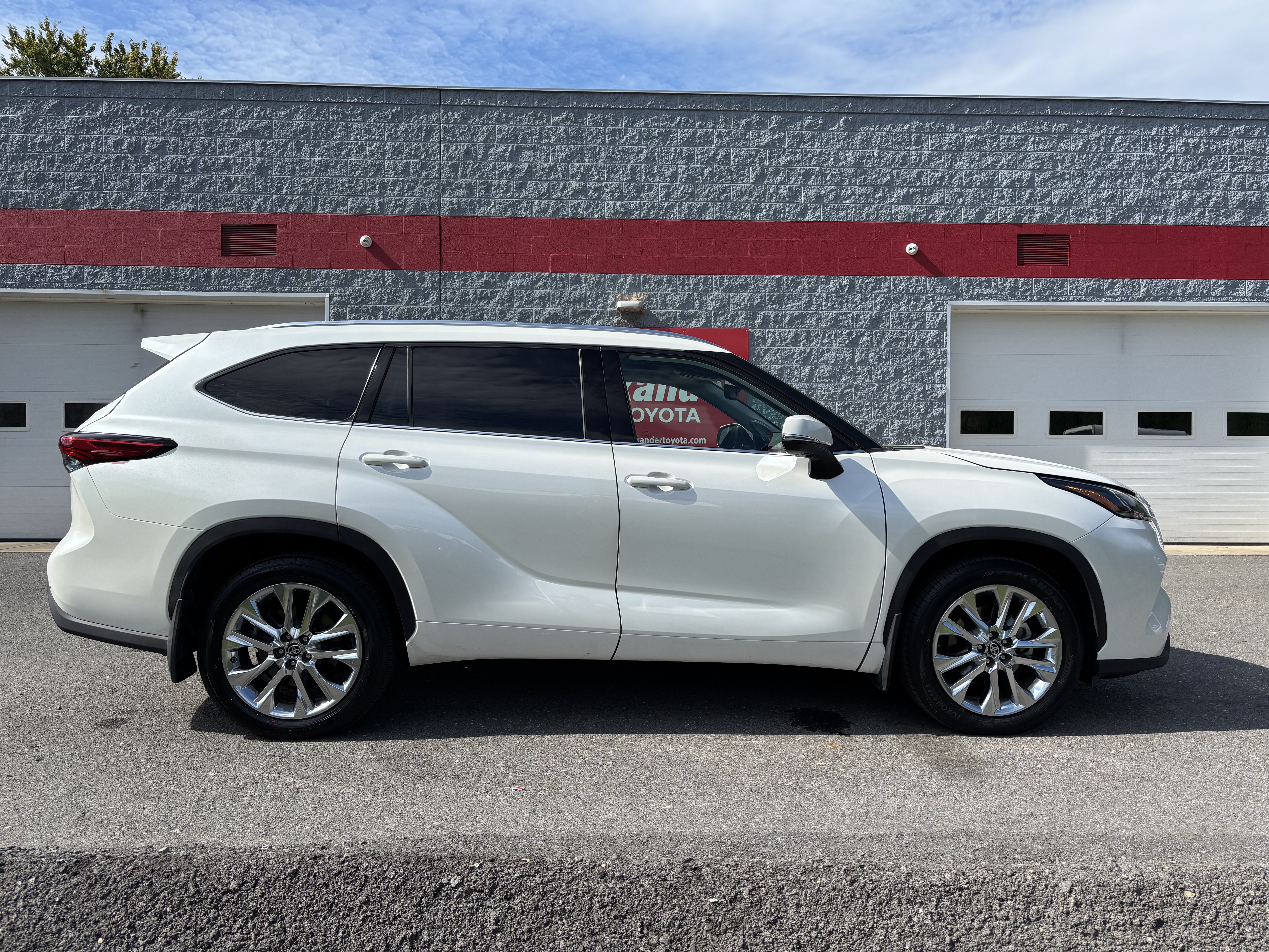 Used 2020 Toyota Highlander Limited AWD/4WD image 2