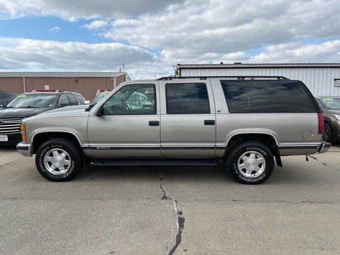 Used 1999 Chevrolet Suburban 4WD w/ Preferred Equipment Group 2 image 3