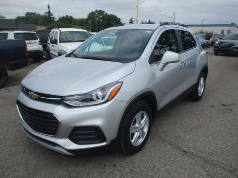 Used 2019 Chevrolet Trax LT w/ LT Convenience Package FWD image 3
