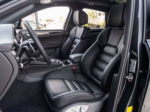 Certified 2026 Porsche Macan AWD/4WD image 5