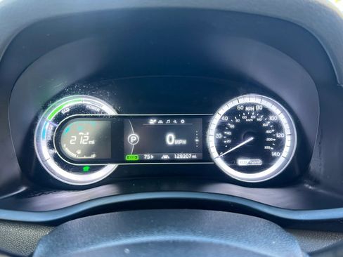 Used 2017 Kia Niro EX FWD image 17