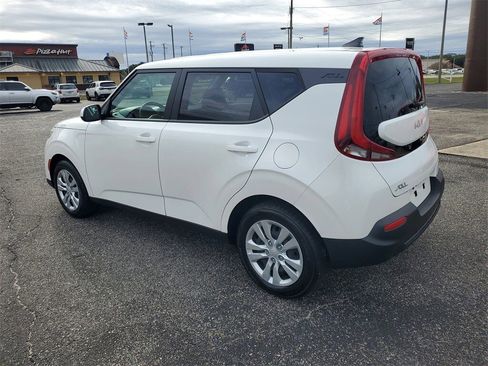 Used 2022 Kia Soul LX image 3