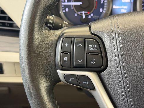 Used 2019 Toyota Sienna XLE w/ XLE Navigation Package FWD image 18