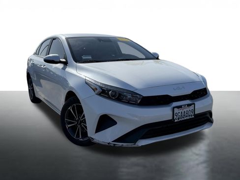 Used 2023 Kia Forte LXS w/ LXS Technology Package FWD image 2