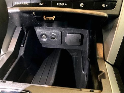 Used 2014 Ford Explorer XLT image 34