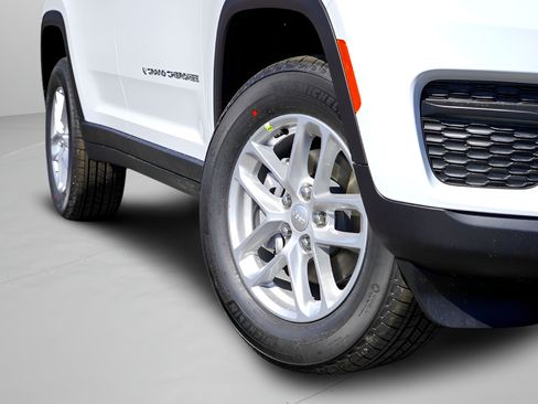 Used 2026 Jeep Grand Cherokee Laredo X RWD image 2