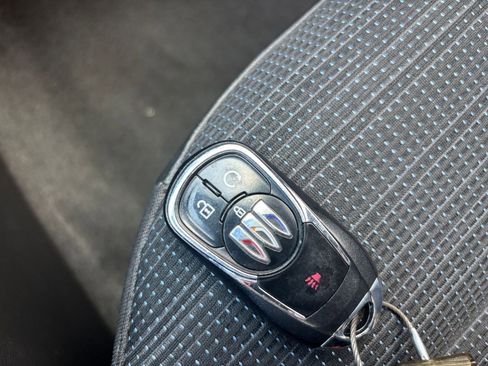 Used 2025 Buick Envista Preferred image 23