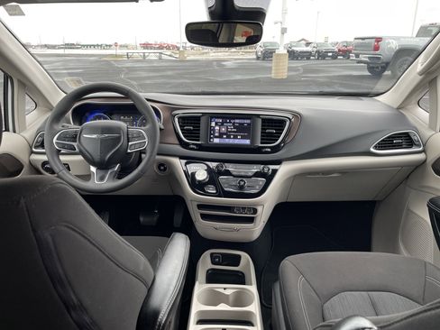 Used 2024 Chrysler Voyager LX image 17