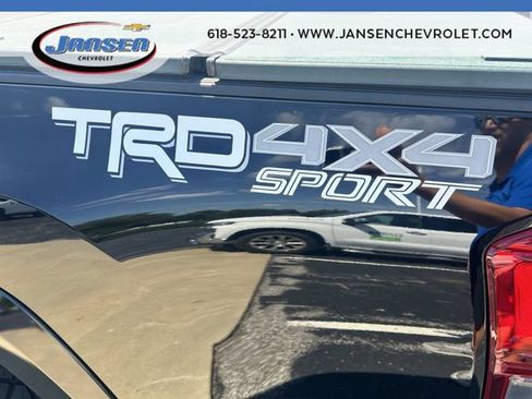 Used 2017 Toyota Tacoma TRD Sport AWD/4WD image 31