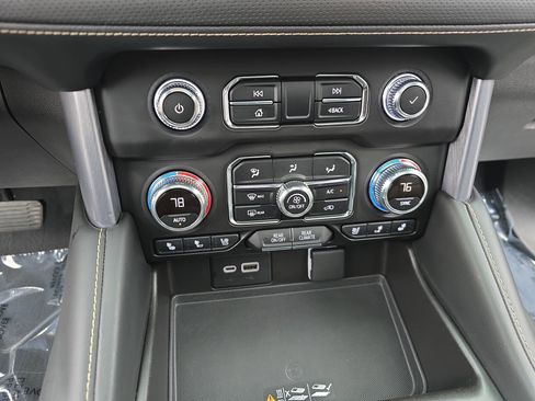 Used 2021 GMC Yukon SLT w/ SLT Premium Package image 24