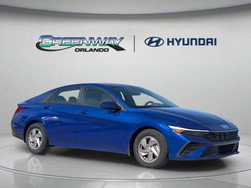Certified 2025 Hyundai Elantra SE FWD image 2