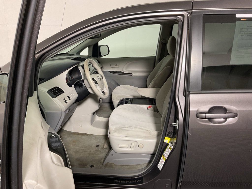 Used 2013 Toyota Sienna LE w/ Towing Pkg FWD image 19