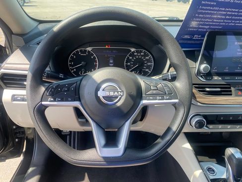 Used 2025 Nissan Altima 2.5 SV FWD image 18