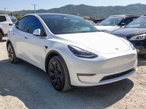 Used 2024 Tesla Model Y 2WD image 4