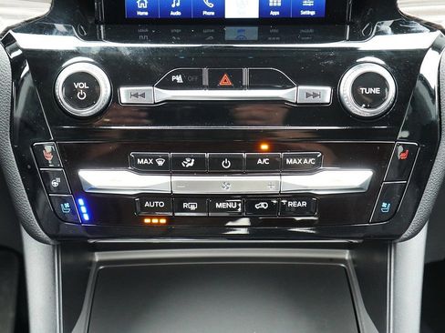 Used 2024 Ford Explorer Limited w/ Limited Technology Package AWD/4WD image 24
