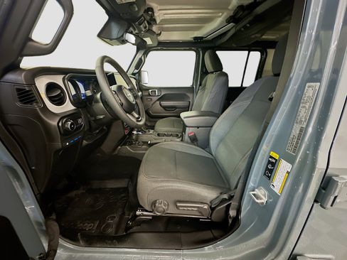 Used 2025 Jeep Wrangler Willys image 13