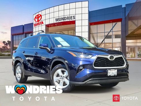 Used 2024 Toyota Highlander LE FWD image 1