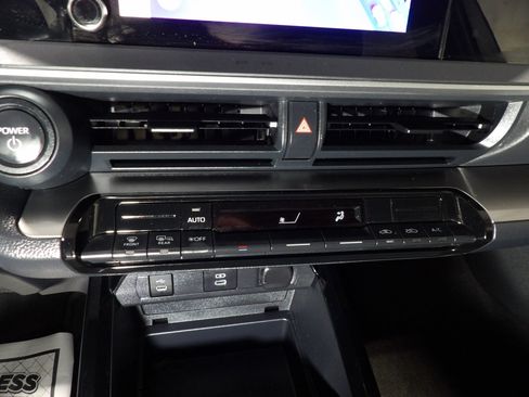 Used 2025 Toyota Prius LE FWD image 17