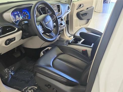 Used 2023 Chrysler Pacifica Touring-L FWD image 22