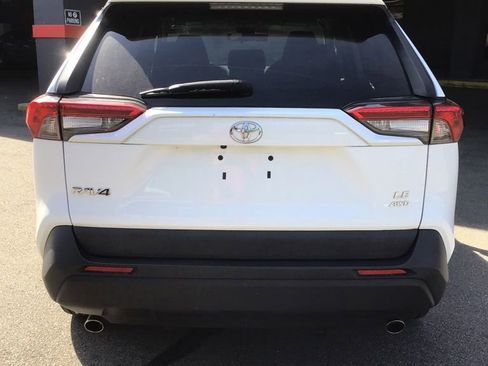 Used 2021 Toyota RAV4 LE AWD/4WD image 4
