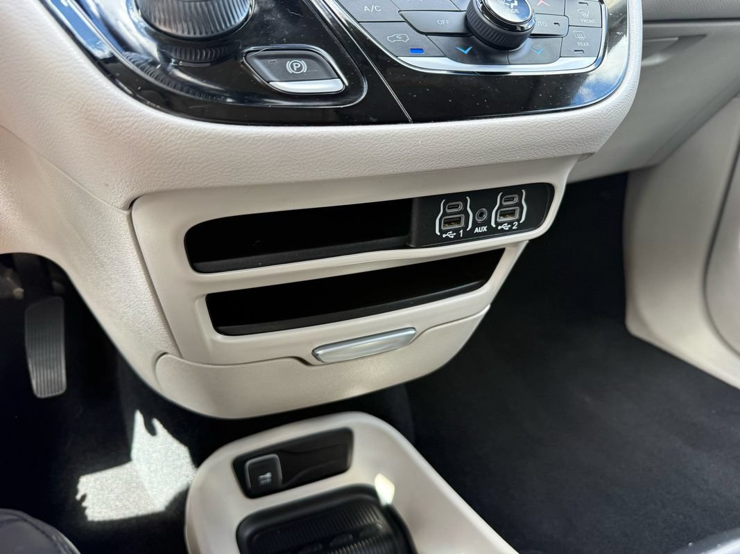Used 2024 Chrysler Pacifica Touring-L FWD image 30