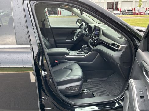 Used 2023 Toyota Highlander XLE FWD image 34