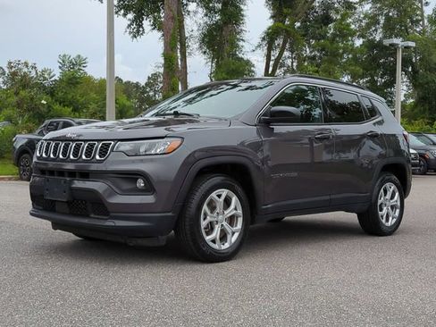 Used 2024 Jeep Compass Latitude AWD/4WD image 2